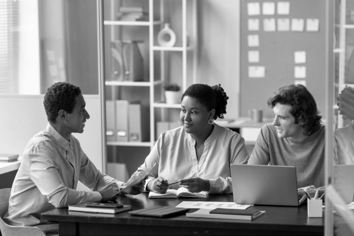 Sessione di coaching in corso con materiali di lavoro e appunti