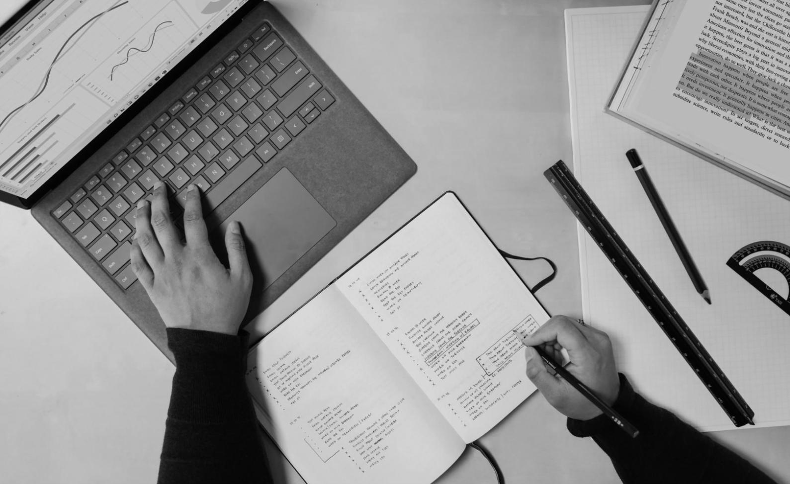 Sessione di coaching pratico con materiali formativi e ambiente di apprendimento collaborativo