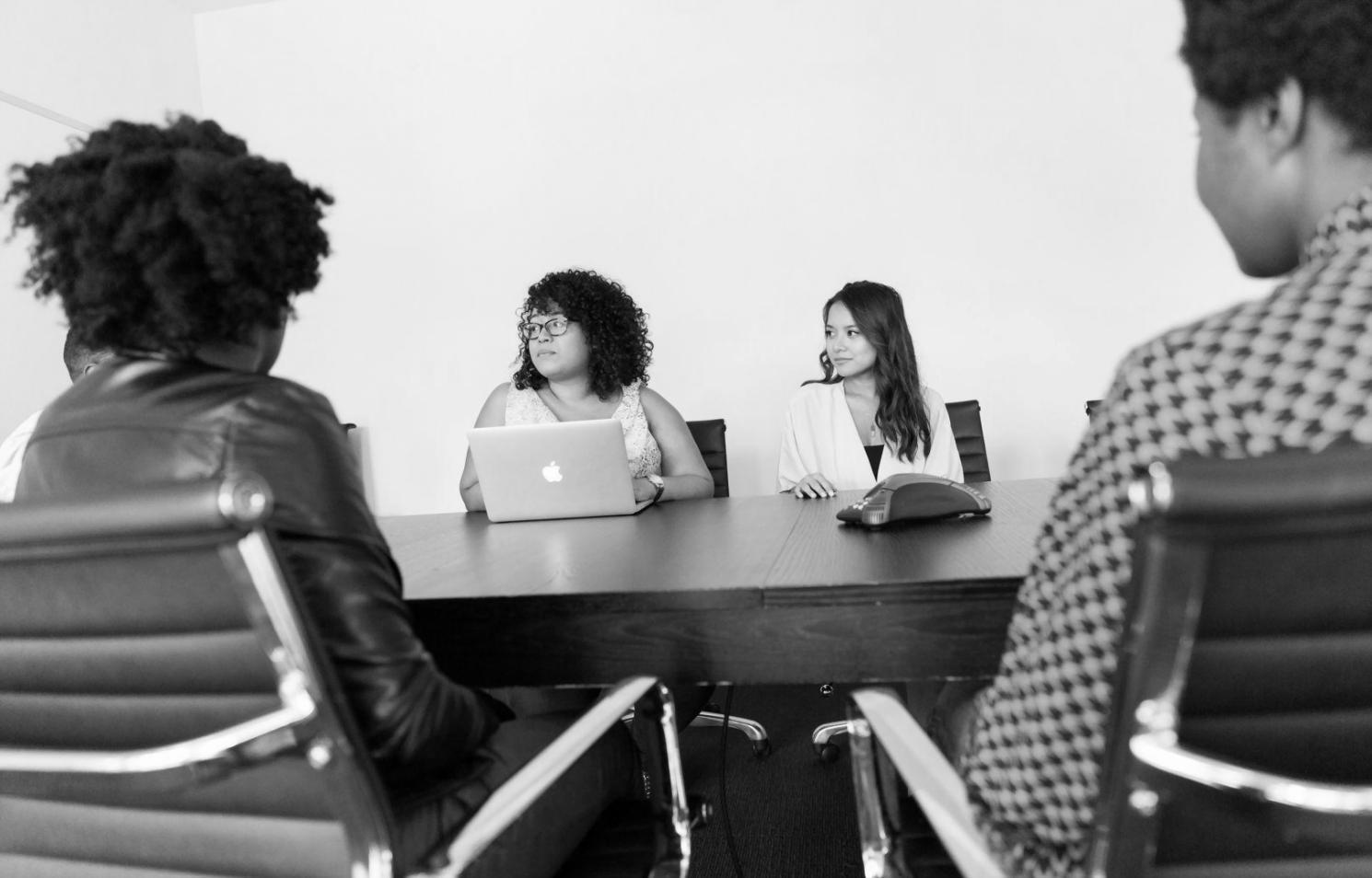 Ambiente di formazione nerverosia con materiali didattici e spazio per l'apprendimento del coaching